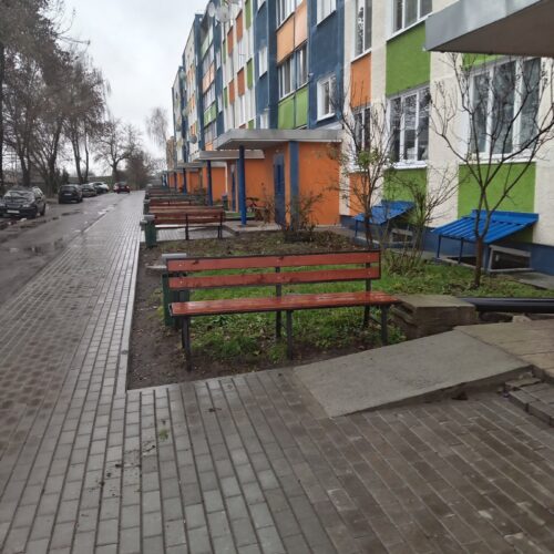 С целью повышения уровня благоустроенности населенных пунктов Пинского района силами нашего предприятия были выполнены работы по устройству покрытия тротуаров из бетонной плитки дворовых территорий многоквартирных жилых домов в д.Пинковичи по ул. Лунинецкой д.184 и д.190 площадью 415 м.кв.