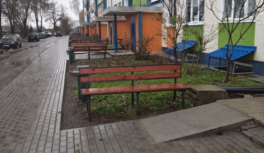 изображение_viber_2025-12-10_16-04-42-341 С целью повышения уровня благоустроенности населенных пунктов Пинского района силами нашего предприятия были выполнены работы по устройству покрытия тротуаров из бетонной плитки дворовых территорий многоквартирных жилых домов в д.Пинковичи по ул. Лунинецкой д.184 и д.190 площадью 415 м.кв.