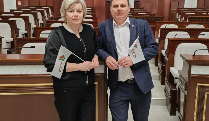 photo_2025-12-05_12-36-17 Работники предприятия Александр Александрович Войтович и Инна Васильевна Гордейчук в составе делегации Пинского районного отделения Белорусской партии «Белая Русь» посетили Дом Правительства, главную законодательную площадку страны и Президентскую библиотеку