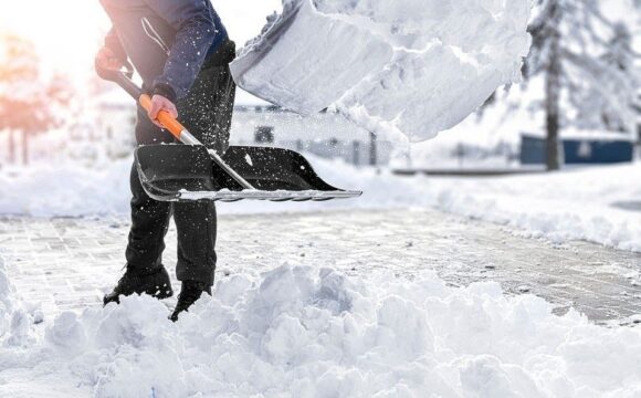 В связи с выпадением обильных снегопадов просим Вас принять участие в уборке снега на придомовых территориях