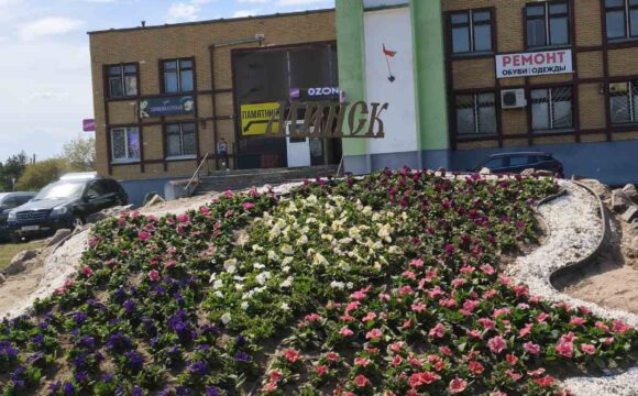 Пинский район расцвел к майским праздникам: более 2000 цветов для любимых жителей!